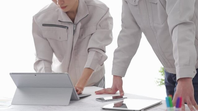 パソコンを見て話す二人