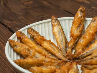 ワカサギの天麩羅。わかさぎをそのまま姿で揚げた料理。