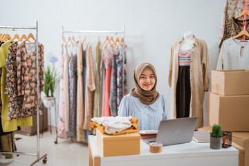 muslim designers selling her product online through e commerce marketplace