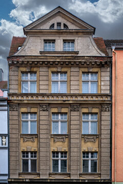 Neobarockes Wohn- und Gesch&auml;ftshaus mit Jugendstilelementen in der Altstadt von Guben