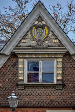 Ziergiebel mit Jugendstilelementen eines denkmalgesch&uuml;tzten Tor- und Wohnhauses der Jahrhundertwende in Guben. Im Giebel die Initialen "MW" des urspr&uuml;nglichen Bauherrn