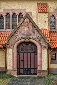 Stilmix aus Gotik und Romanik mit Elementen des Jugendstil: verziertes Portal der denkmalgesch&uuml;tzten "Kirche des Guten Hirten" in Guben
