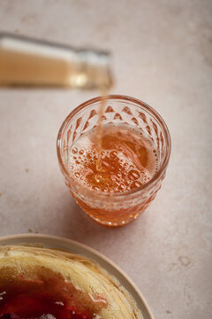 bouteille de cidre kombucha qui verse dans un verre