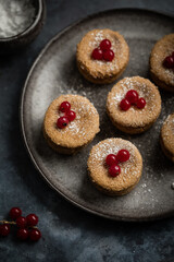 gâteau fondant fait maison à la châtaigne et groseille