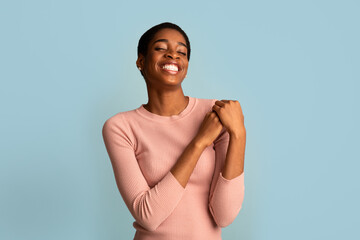 Obraz premium Great Mood. Happy Delighted Young African American Woman Standing Over Blue Background