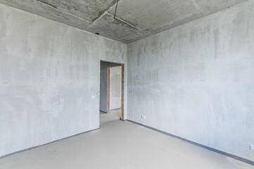 Obraz premium Russia, Moscow- May 19, 2020: interior apartment rough repair for self-finishing. interior decoration, bare walls of the room, stage of construction