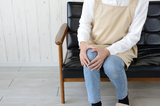 膝の痛みイメージ―膝をおさえる主婦