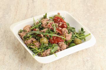 Salad with tuna and rucola