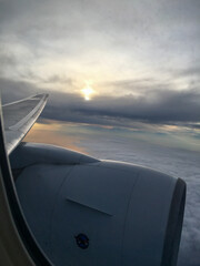 Fototapeta na wymiar 飛行機から見えた太陽