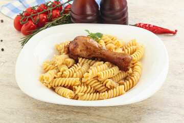 Roasted chicken leg with macaroni