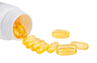 Foto op Plexiglas Lieve mosters Visoliecapsules met omega 3 en vitamine D in een fles die op wit wordt geïsoleerd, gezond dieetconcept.