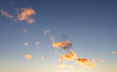 Blue sky with curly clouds and sun, sunset with sun rays. - 483293371