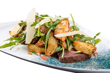 Tagliata salad, with veal, rucola, baked potatoes.