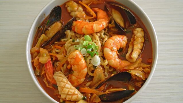 Jjamppong -  Korean Seafood Noodle Soup - Korean food style