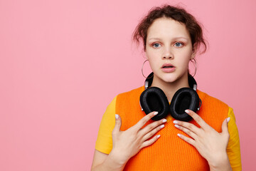 Obraz premium beautiful woman grimace headphones entertainment emotions music cropped view unaltered