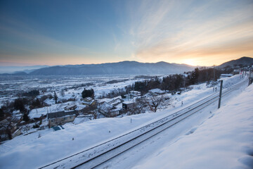 雪の線路と朝焼け