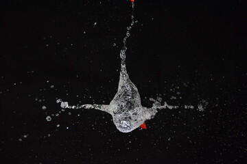 &Aacute;gua em bal&atilde;o congelada