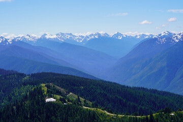 Une photo panoramique des montagnes du parc national Olympique