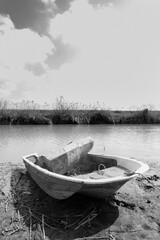 Barca sulle rive del fiume