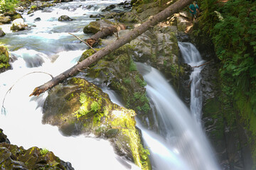Une chute d'eau provenant d'une montagne
