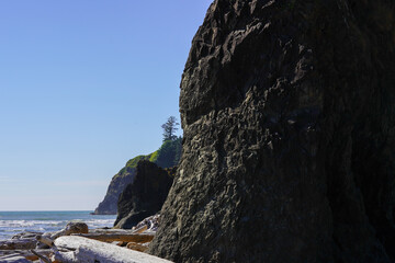 Un énorme rocher dans la mer
