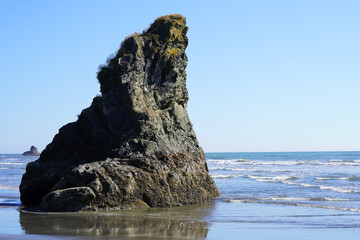 Un rocher sur une plage