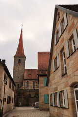 Obraz premium Blickwinkel im fränkischen Ottensoos; Typische Sandsteinbauernhäuser und Wehrkirche St. Veit