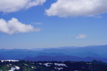 Les montagnes &agrave; l'horizon