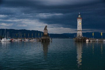 Fototapeta premium Dunkle Wolken über dem Hafen von Lindau am Bodensee