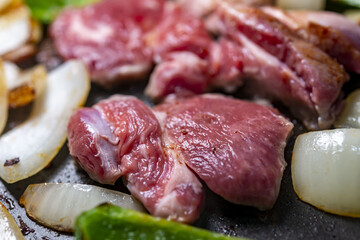 ラム肉の鉄板焼き料理