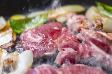 ラム肉の鉄板焼き料理