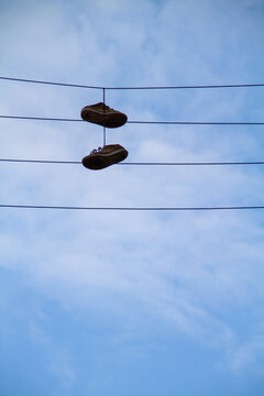 Chaussures accroch&eacute;es au fil &eacute;lectrique