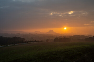 Fototapeta na wymiar Blick vom Adamsberg auf das Elbtal und Lilienstein - schöner Sonnenuntergang