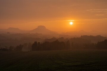 Fototapeta na wymiar Blick vom Adamsberg auf das Elbtal und Lilienstein - schöner Sonnenuntergang