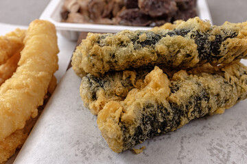 Fried seaweed with vermicelli in oil