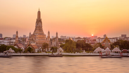 Fototapeta premium Beautiful view of Wat Arun Temple at sunset in Bangkok, Thailand.
