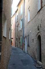 Fototapeta na wymiar Gasse in in Moustiers-Sainte-Marie, Provence