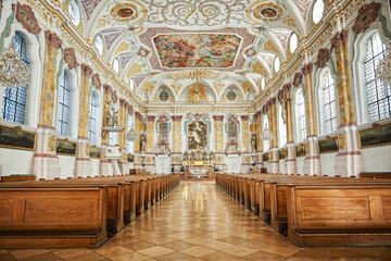 Fototapeta na wymiar a tourist looks at the altar in the Bürgersaalkirche church