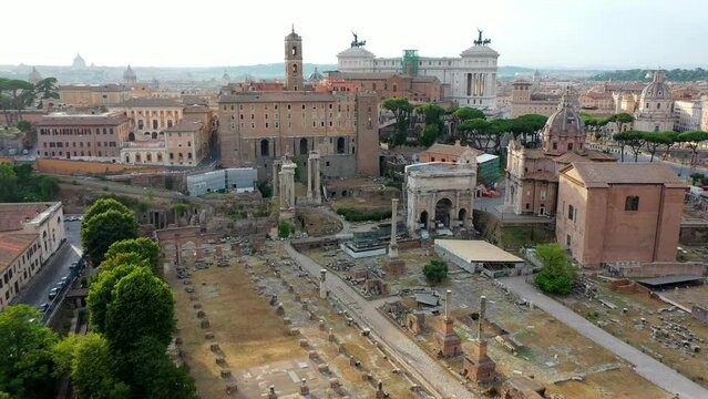 Foro Romano "Foro Romano". I resti dell'antica Roma. Italia. 4K.
Le rovine dell'antica Roma e del foro romano. Ripresa aera con drone in 4K