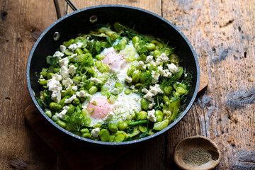 Green shakshuka with broad beans, leeks and zucchini