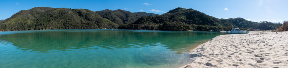 Panoramique plage et montagne