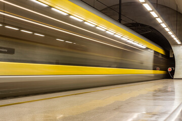 Metro em longa exposição
