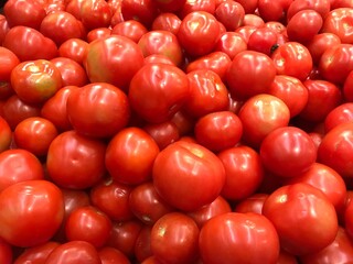 red tomatoes in market