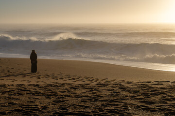 Femme regardant la mer
