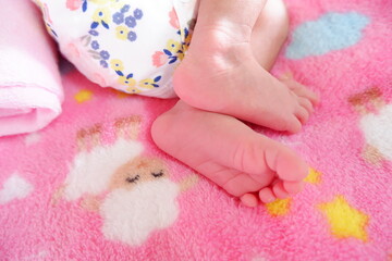 Obraz na płótnie Canvas Newborn baby feet young children's feet lying on the mattress.