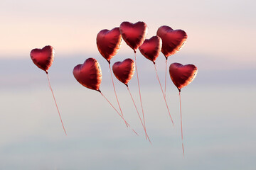 rote Herzluftballons