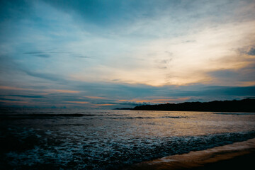 Amanecer en playa el arenal, pedasi, los santos panamà
