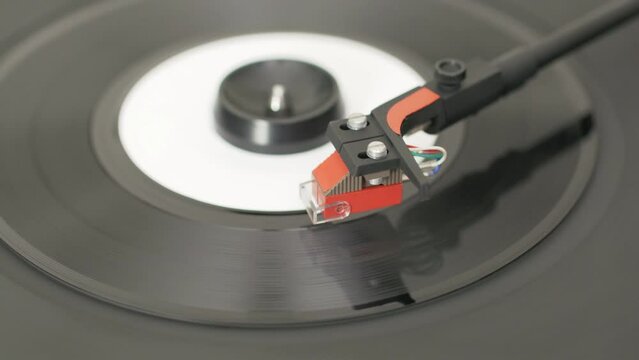 Turntable finishes playing the r 7 inch vinyl record. Realtime video