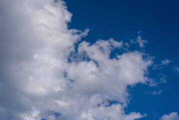 雲　blue sky with clouds