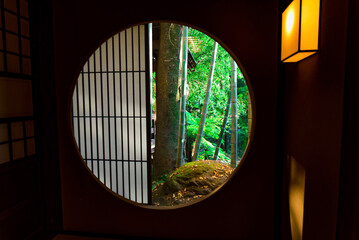 古民家レストランの丸窓から見える竹　stained glass window in church